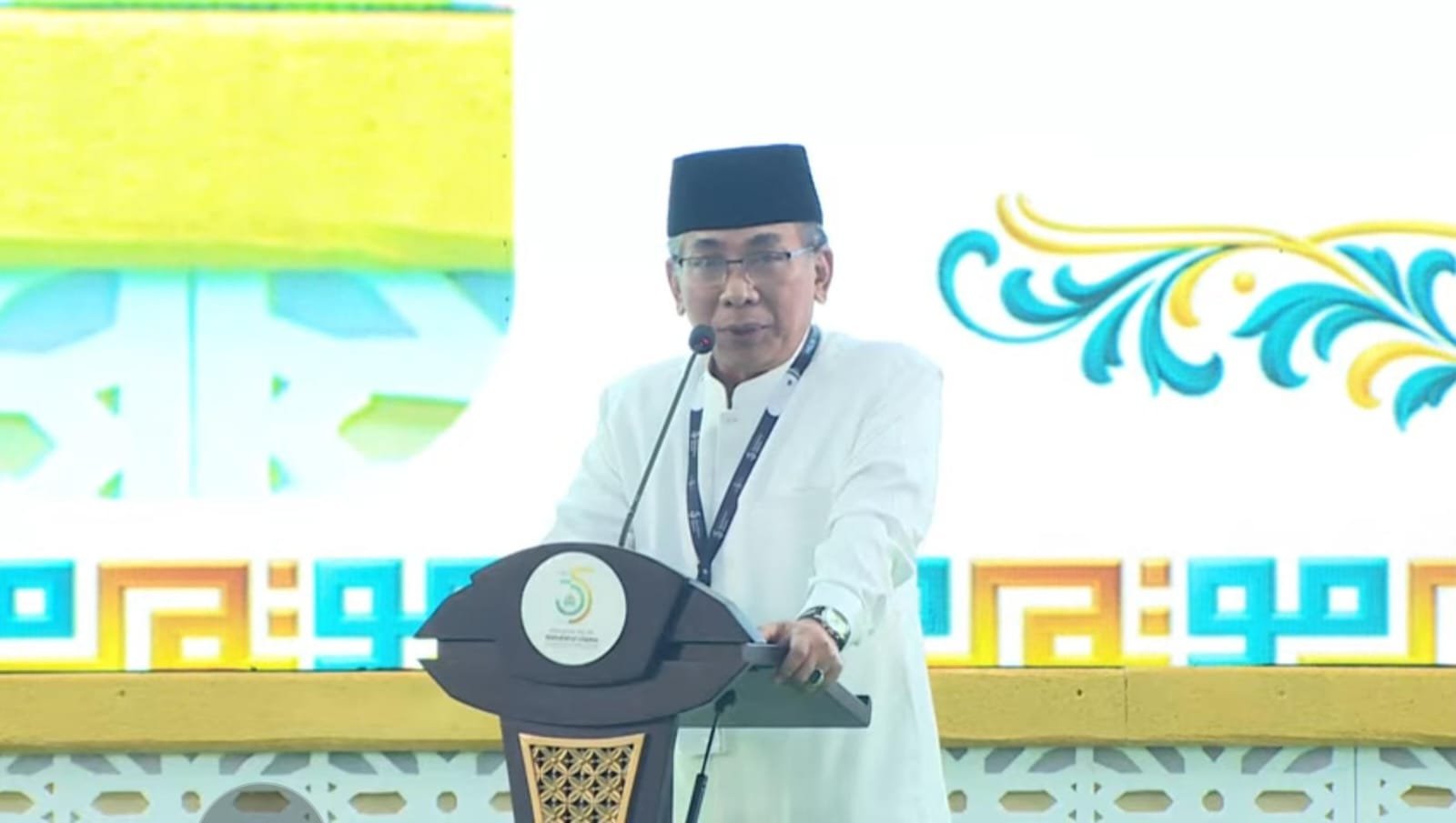 Ketum PBNU, Yahya Cholil Staquf menyambut kedatangan Presiden Prabowo Subianto dalam pembukaan Muktamar ke-35 NU di Tambakberas, Jombang (27/8)./dok.PBNU