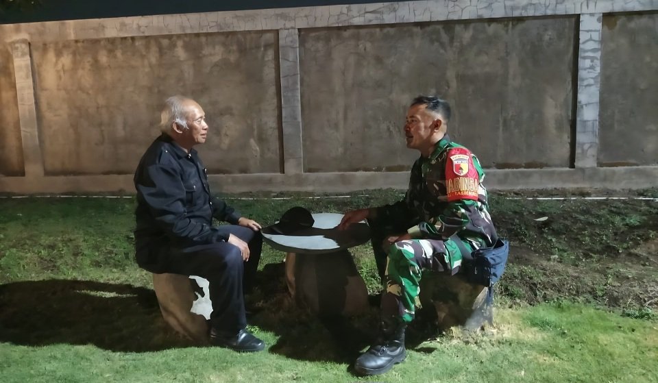 Upaya Menjaga Kondusivitas Wilayah, Babinsa Tasikmadu Gelar Komsos Dialogis Malam Hari
