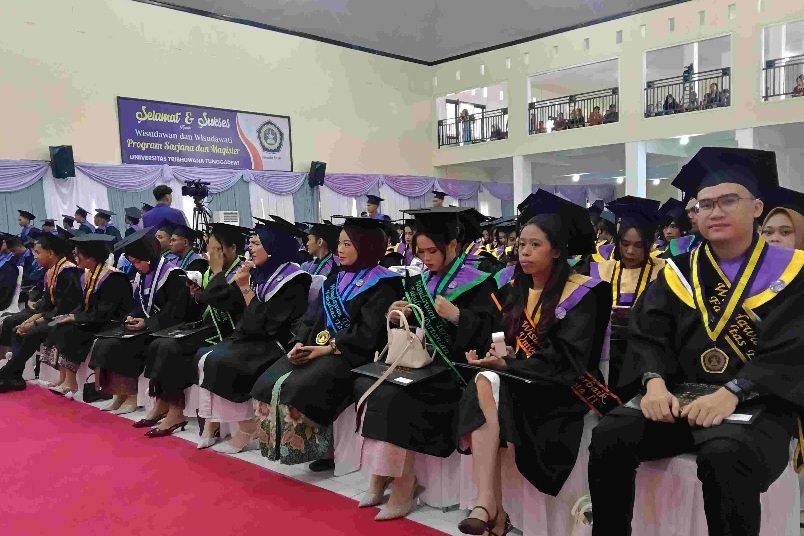 Yosep Perianto Raih Predikat Terbaik, UNITRI Malang Resmi Wisuda 400 Lulusan ke-52