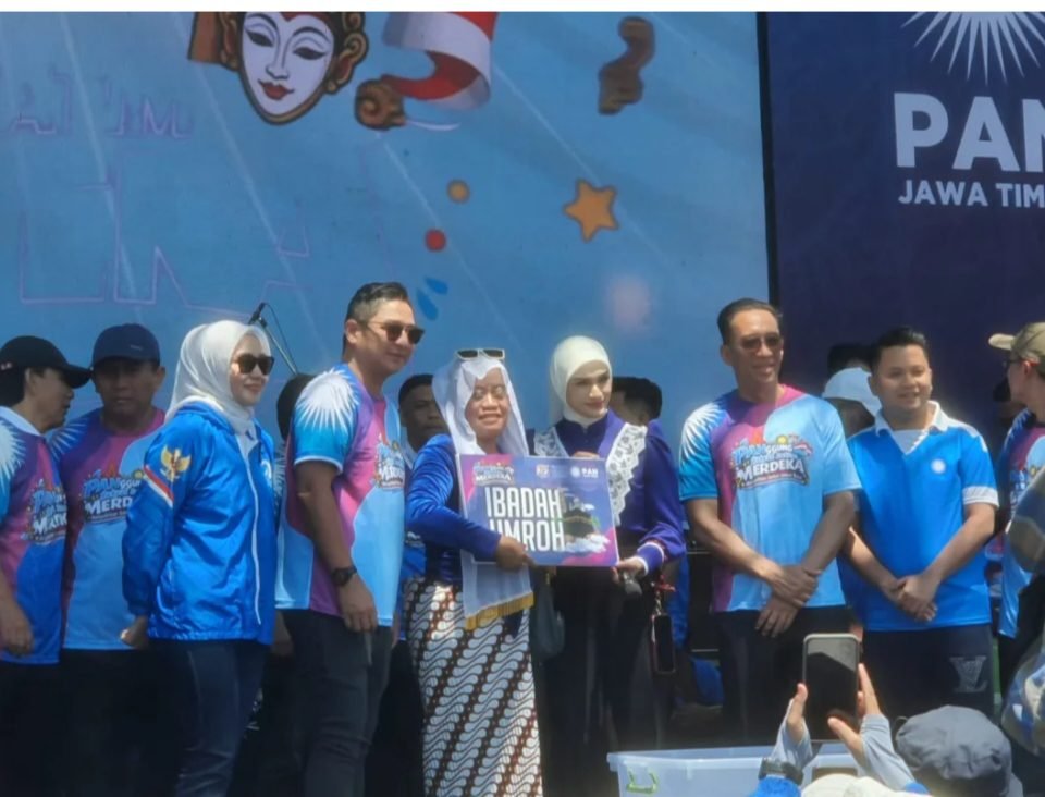 Putri Zulkifli Hasan menyerahkan hadiah umrah kepada pemenang undian Lomba HUT 28 PAN
