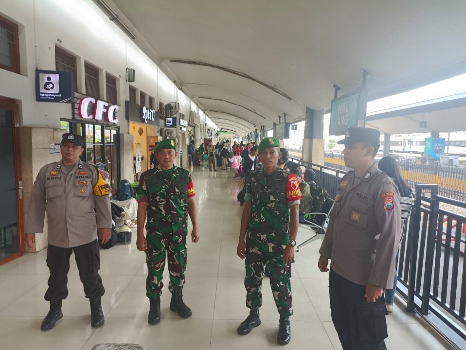 Sapa Penumpang Stasiun Kota Baru Malang, Babinsa Kidul Dalem Pastikan Keamanan dan Kenyamanan Masyarakat