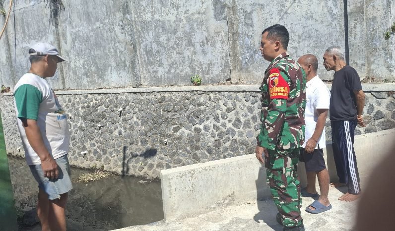 Aksi Komsos di Lowokwaru, Babinsa Tunggulwulung Gelar Kerja Bakti Bersama Warga Perkuat Budaya Gotong Royong