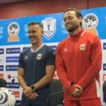Marc Klok mendampingi John Herdman dalam konferensi pers pralaga Singapura vs Indonesia di Grup A Piala AFF 2026./IG @aseanutdfc_id