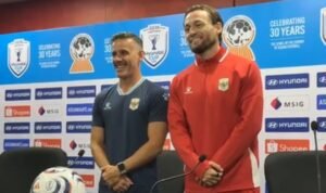 Marc Klok mendampingi John Herdman dalam konferensi pers pralaga Singapura vs Indonesia di Grup A Piala AFF 2026./IG @aseanutdfc_id