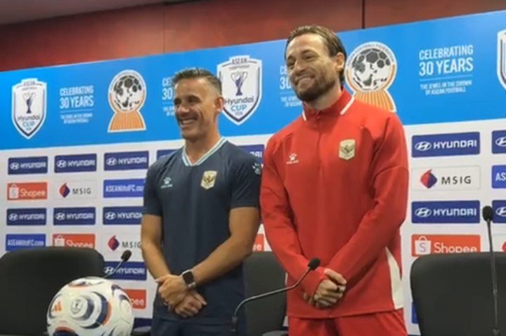 Marc Klok mendampingi John Herdman dalam konferensi pers pralaga Singapura vs Indonesia di Grup A Piala AFF 2026./IG @aseanutdfc_id