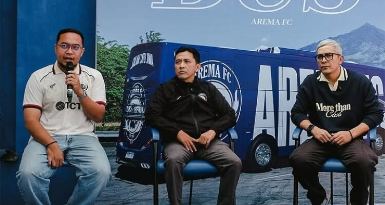 Arema FC merayakan HUT ke-39 dengan hadiah bus baru./IG @aremafcofficial