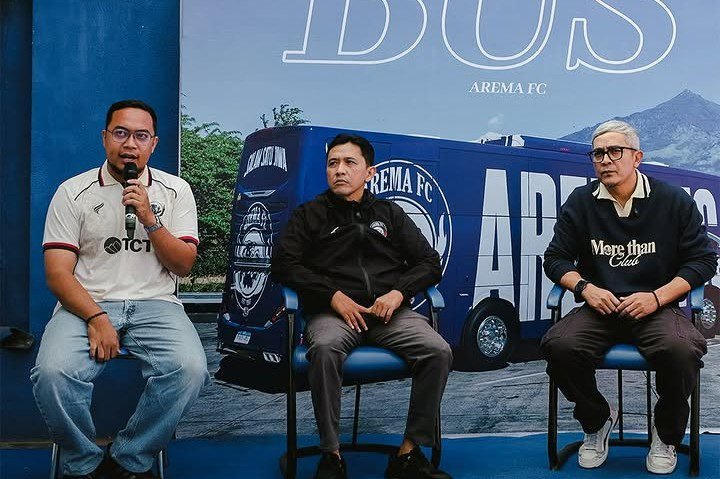 Arema FC merayakan HUT ke-39 dengan hadiah bus baru./IG @aremafcofficial
