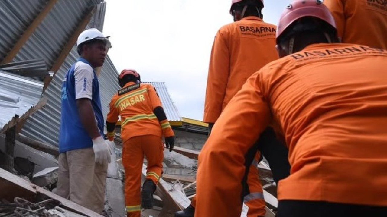 Basarnas konfirmasi 71 korban jiwa dampak gempa NTT dan hampir 60 ribu orang mengungsi./IG @sar_nasional