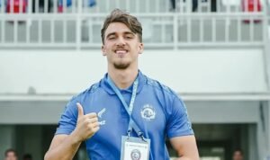 Mauro Zijlstra menjadi pemain baru Arema FC yang diperkenalkan sebelum laga uji coba melawan Rans Nusantara FC di Stadion Kanjuruhan, Malang (22/8)./IG @aremafcofficial