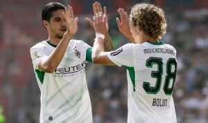 Kevin Diks mengukir sejarah sebagai kapten Borussia Monchengladbach pertama dari Indonesia saat timnya berlaga di DFB Pokal melawan Schott Mainz (23/8)./IG @borussia