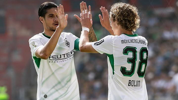 Kevin Diks mengukir sejarah sebagai kapten Borussia Monchengladbach pertama dari Indonesia saat timnya berlaga di DFB Pokal melawan Schott Mainz (23/8)./IG @borussia