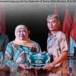 Gubernur Khofifah menyalurkan dana pembinaan untuk mendukung pelestarian 13 sanggar Topeng Malangan./IG @disbudparjatimprov