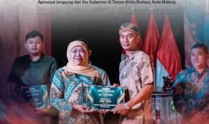 Gubernur Khofifah menyalurkan dana pembinaan untuk mendukung pelestarian 13 sanggar Topeng Malangan./IG @disbudparjatimprov