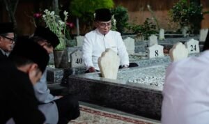 Ketua Umum PBNU Yahya Cholil Staquf (Gus Yahya) ziarah ke pusara muassis NU di Jombang./IG @yahyacholilstaquf