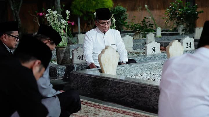 Ketua Umum PBNU Yahya Cholil Staquf (Gus Yahya) ziarah ke pusara muassis NU di Jombang./IG @yahyacholilstaquf