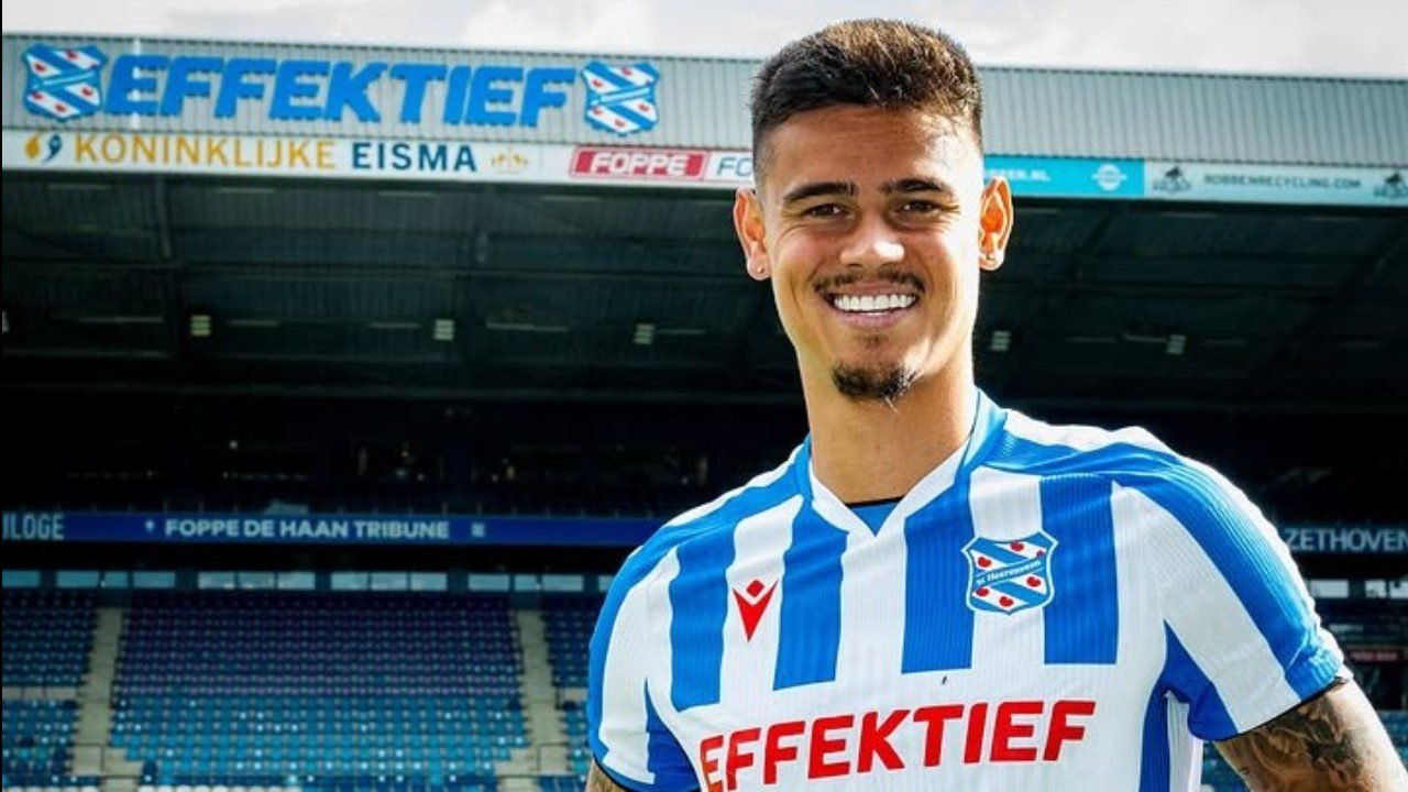 Mees Hilgers gabung Heerenveen, mengakhiri drama 1 musim bersama Twente, dan menjadi pemain Timnas Indonesia ketiga di Abe Lenstra Stadion./IG @scheerenveenofficial