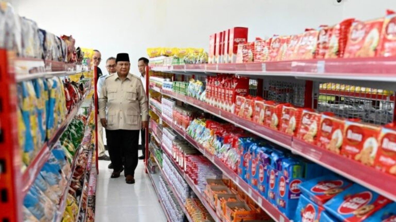 Presiden Prabowo Subianto saat berada di Koperasi Desa/Kelurahan Merah Putih yang menjadi salah satu program pemerintah selain MBG./dok.BPMI Setpres