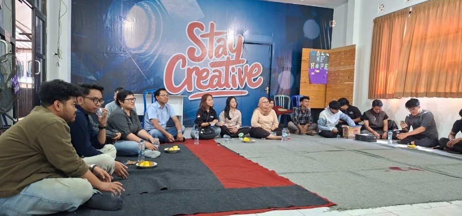 Bincang bersama kru dan tim sebelum menyaksikan film karya mahasiswa Unitri