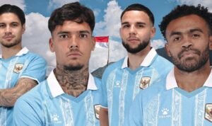 Kevin Diks, Shayne Pattynama, Calvin Verdonk, dan Yakob Sayuri memperkenalkan jersei ketiga Timnas Indonesia yang berwarna biru./IG @officialgarudastore (edited)