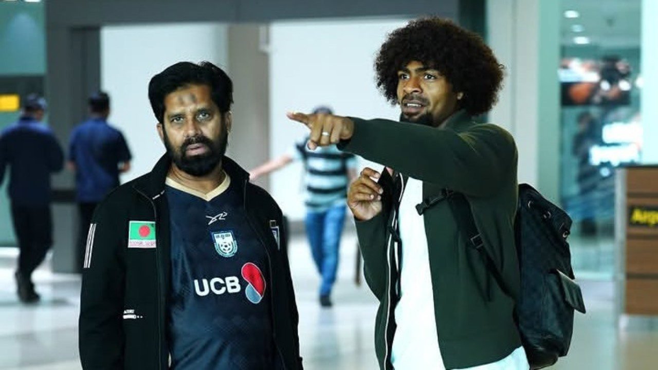 Hamza Choudhury (kanan) tiba di Jakarta, Indonesia untuk memperkuat Bangladesh yang bakal dihadapi Timnas Indonesia di FIFA ASEAN Cup 2026./IG @thebafufe