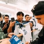 Eliano Reijnders memberi tanda tangan kepada penggemar Persib Bandung usai tiba di Korea Selatan (14/9)./IG @persib