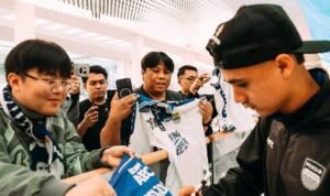 Eliano Reijnders dan Persib Bandung di Korea Selatan Eliano Reijnders memberi tanda tangan kepada penggemar Persib Bandung usai tiba di Korea Selatan (14/9)./IG @persib