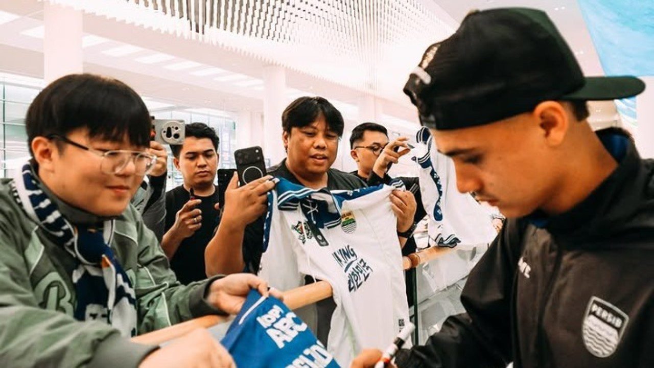 Eliano Reijnders memberi tanda tangan kepada penggemar Persib Bandung usai tiba di Korea Selatan (14/9)./IG @persib