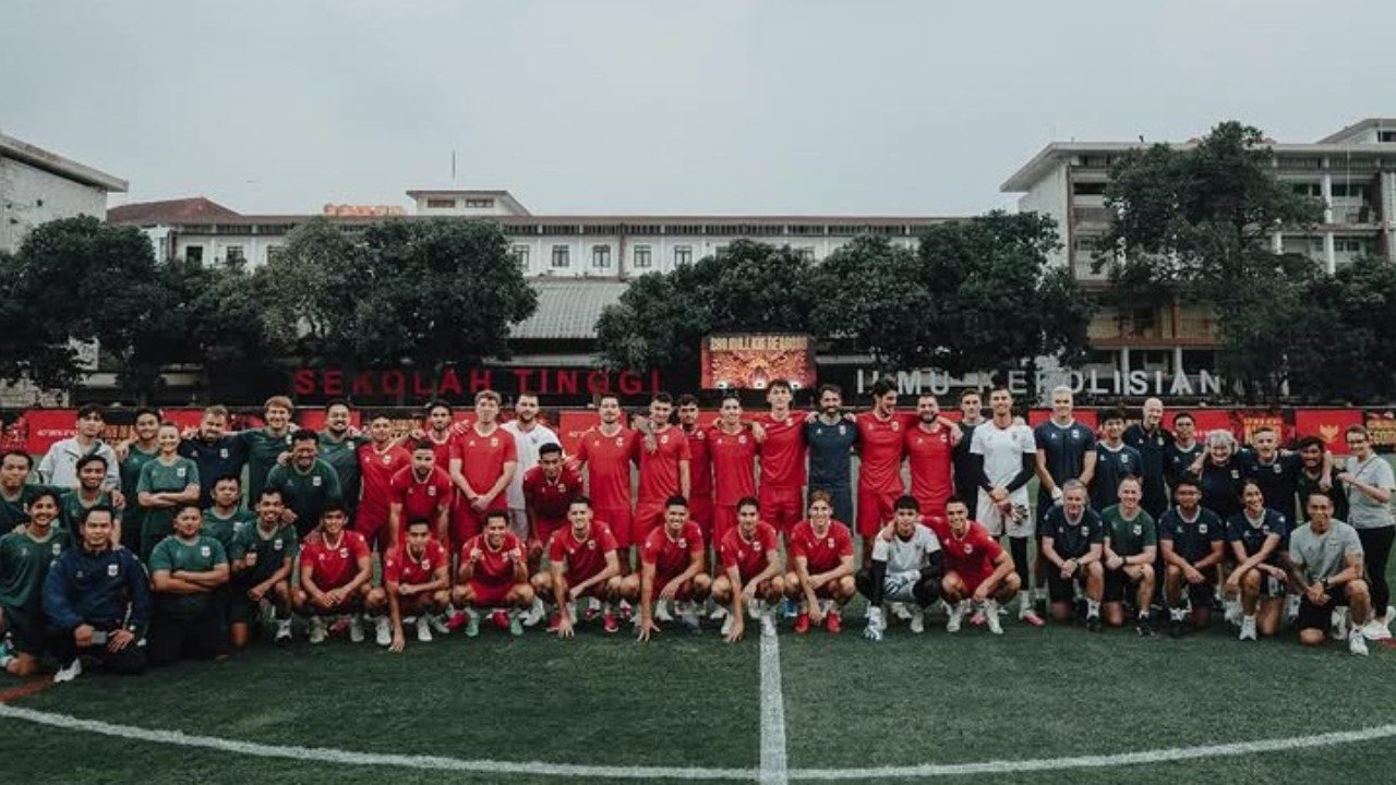 Timnas Indonesia saat latihan di Stadion PTIK, Jakarta, Rabu (30/9) jelang laga kontra Bangladesh./IG @kevindiks2