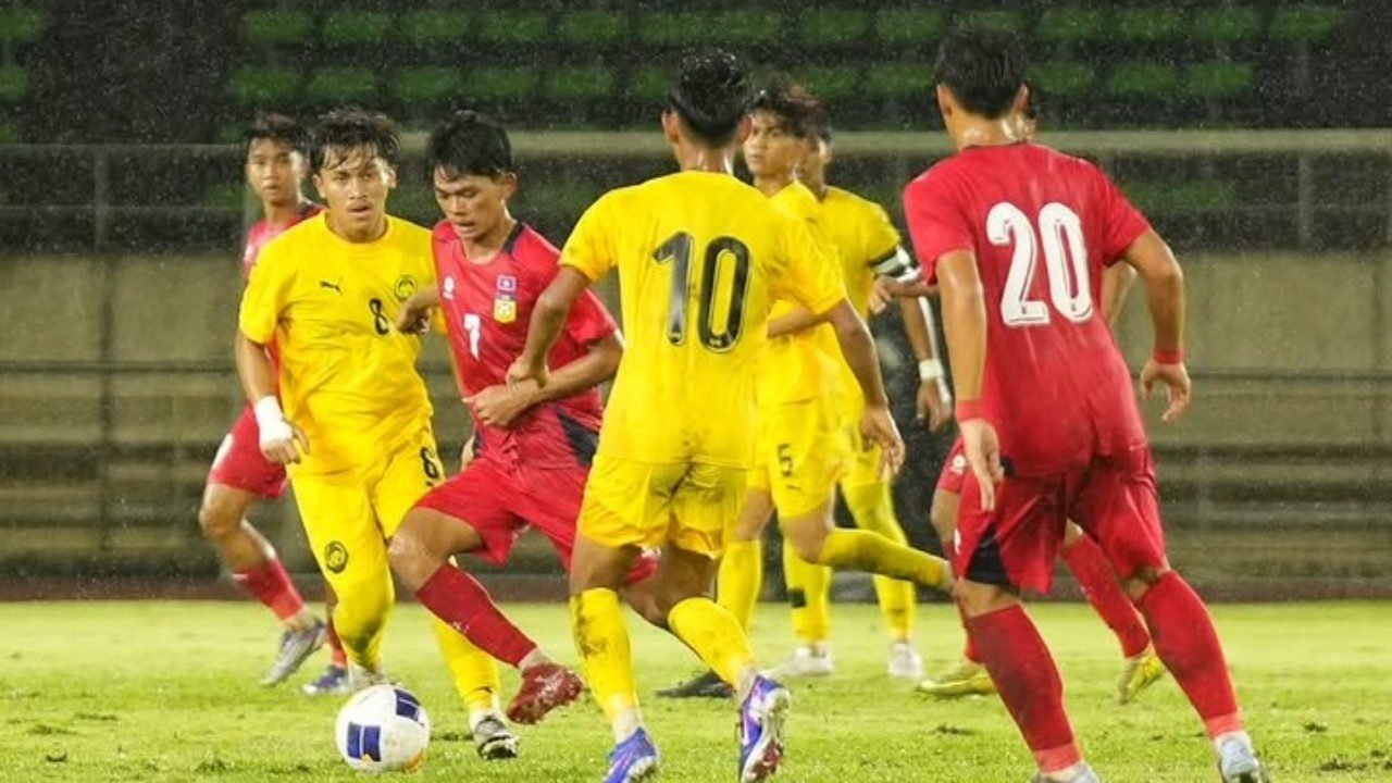 Malaysia (kuning) mengalahkan Laos dan lolos ke Piala Asia U-20 2027 mendampingi juara Grup H, Indonesia./IG @famalaysia