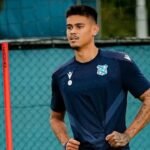 Mees Hilgers sudah berlatih bersama Heerenveen pada Senin (31/8) setelah publikasi perkenalan sebagai pemain baru De Superfriezen./IG @scheerenveenofficial