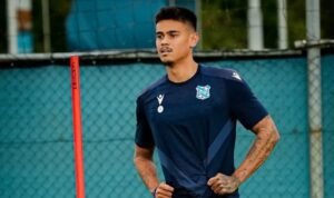 Mees Hilgers sudah berlatih bersama Heerenveen pada Senin (31/8) setelah publikasi perkenalan sebagai pemain baru De Superfriezen./IG @scheerenveenofficial