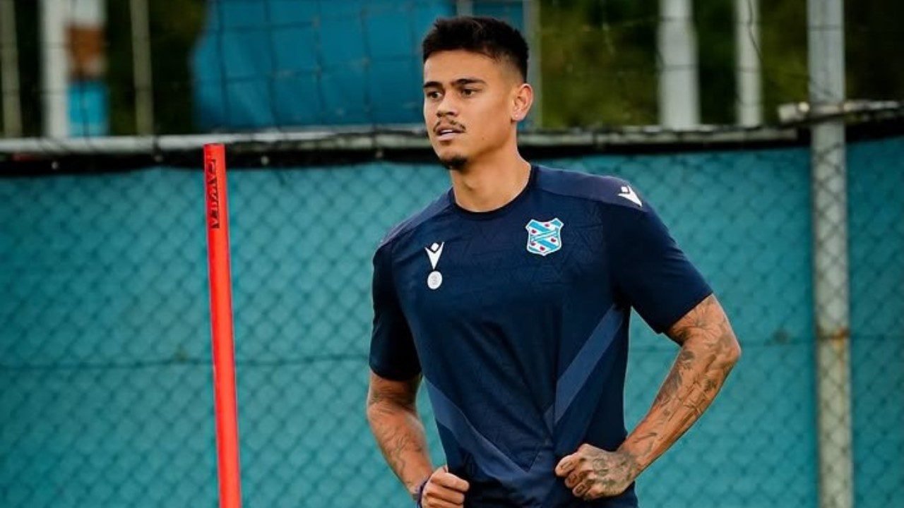 Mees Hilgers sudah berlatih bersama Heerenveen pada Senin (31/8) setelah publikasi perkenalan sebagai pemain baru De Superfriezen./IG @scheerenveenofficial
