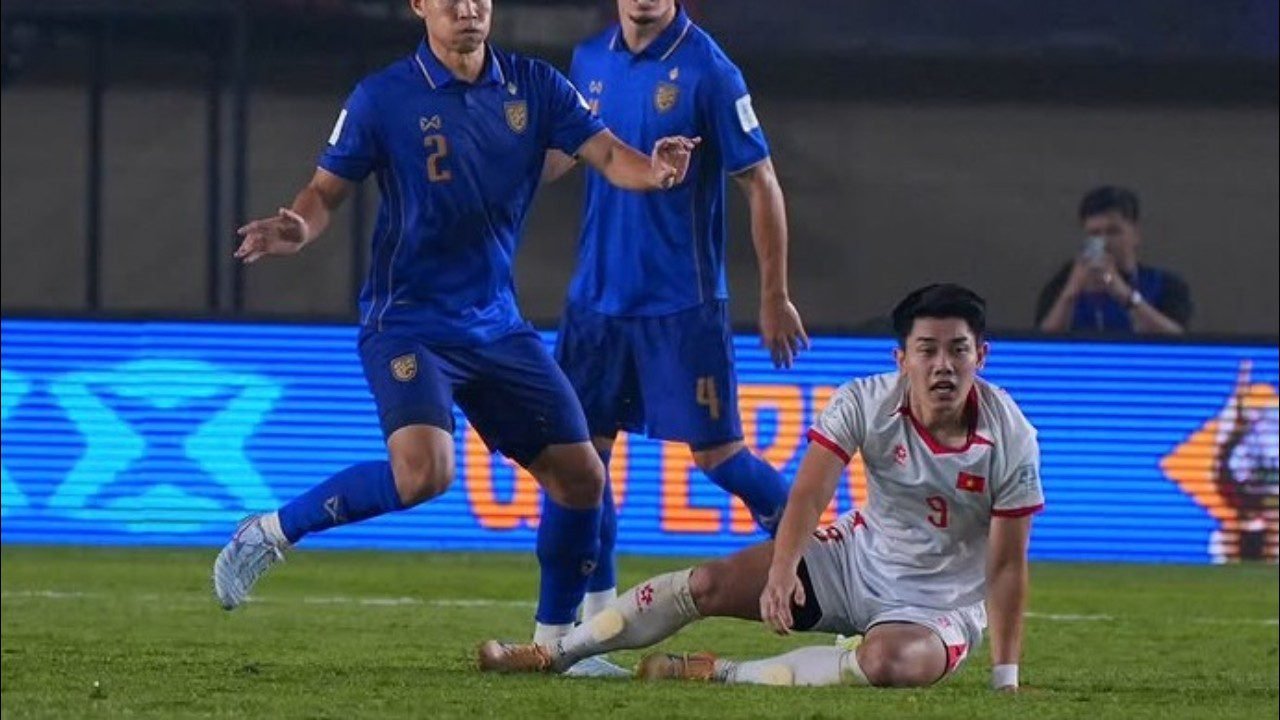 Nguyen Dinh Bac dan Vietnam gagal kawinkan gelar di Asia Tenggara usai kalah dari Thailand di laga kedua Grup B FIFA ASEAN Cup 2026 (29/9) di Bandung./IG @changsuek