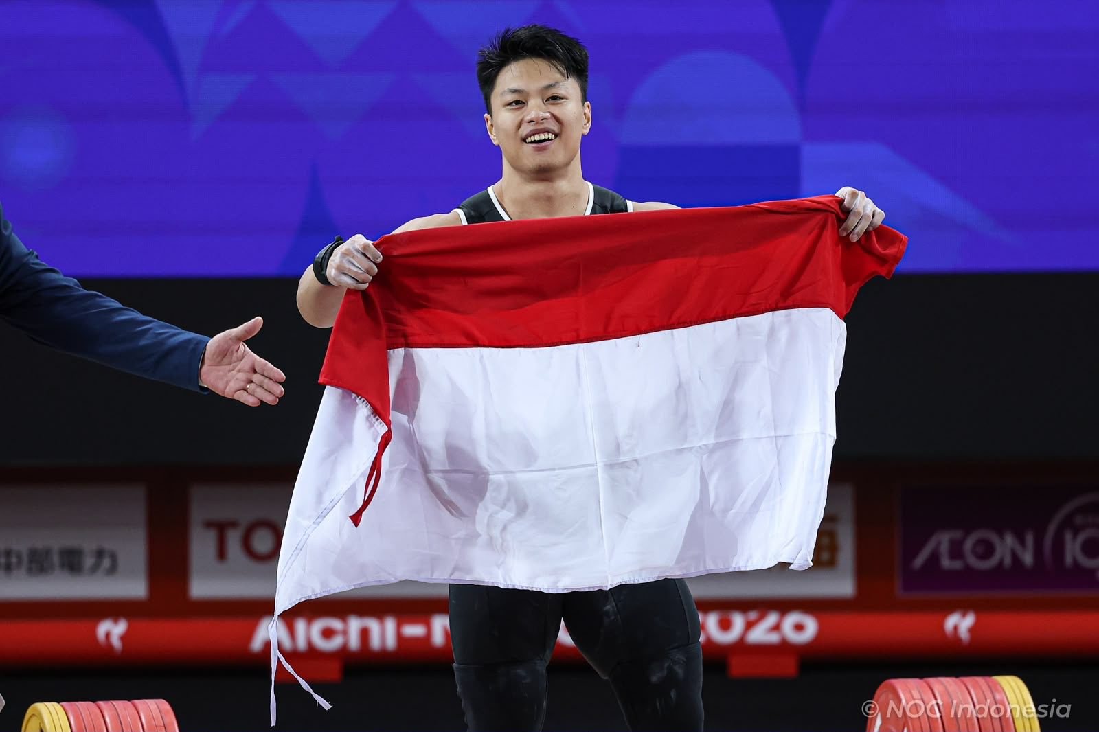 Atlet angkat besi Rahmat Erwin Abdullah mempersembahkan medali emas kedua untuk Indonesia di Asian Games 2026 (26/9)./dok.Kemenpora RI