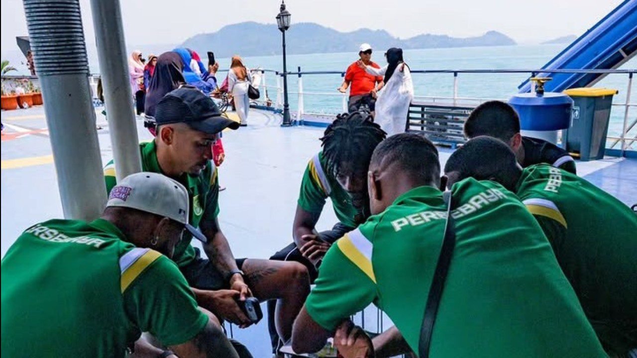 Rombongan Persebaya Surabaya meninggalkan Lampung dengan kapal usai erupsi Gunung Anak Krakatau membuat Bandara Soekarno-Hatta tutup sementara./IG @officialpersebaya