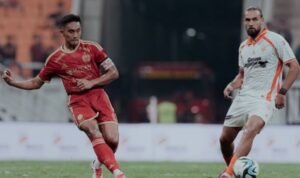 Rizky Ridho dan Persija Jakarta saat melawan Brisbane Roar dalam laga persahabatan di JIS (29/8), sebagian hasil penjualan tiketnya didonasikan kepada korban bencana NTT dan Kalimantan./IG @rizkyridhoramadhani