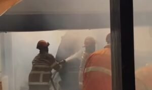 Damkar dan Redkar Kota Malang memadamkan kebakaran di RSSA, Rabu (9/9)./IG @redkarmalangfire_