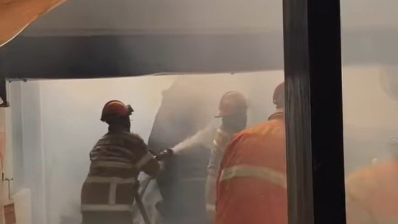 Damkar dan Redkar Kota Malang memadamkan kebakaran di RSSA, Rabu (9/9)./IG @redkarmalangfire_