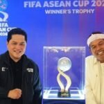 Ketua Umum PSSI, Erick Thohir dan Gubernur Jawa Barat, Dedi Mulyadi mengapit trofi FIFA ASEAN Cup 2026 bersama legenda timnas Singapura, Baihakki Khaizan./IG @aseancupbandung2026