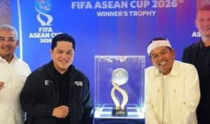 Ketua Umum PSSI, Erick Thohir dan Gubernur Jawa Barat, Dedi Mulyadi mengapit trofi FIFA ASEAN Cup 2026 bersama legenda timnas Singapura, Baihakki Khaizan./IG @aseancupbandung2026