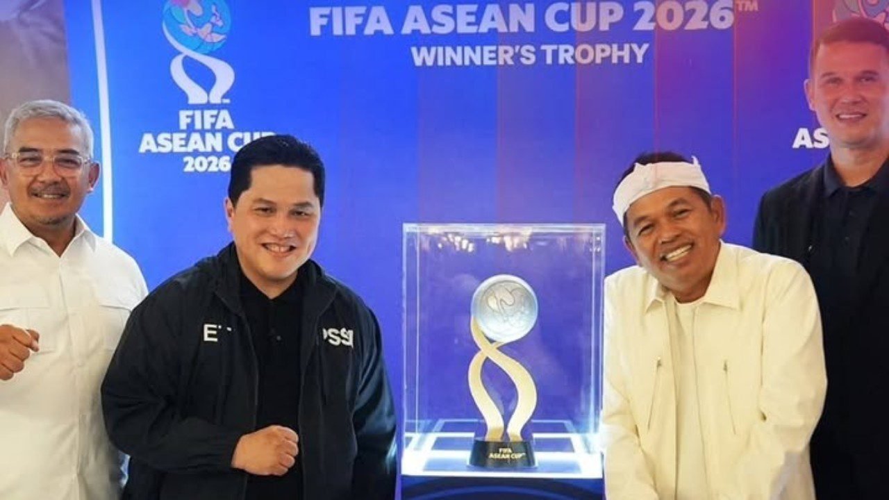 Ketua Umum PSSI, Erick Thohir dan Gubernur Jawa Barat, Dedi Mulyadi mengapit trofi FIFA ASEAN Cup 2026 bersama legenda timnas Singapura, Baihakki Khaizan./IG @aseancupbandung2026