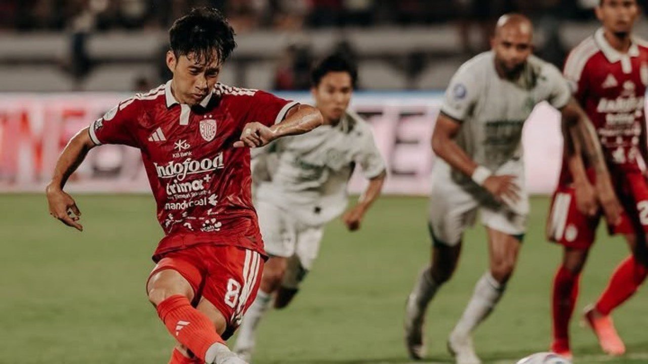 Teppei Yachida mencetak gol dari tendangan penalti saat Bali United menang atas tim promosi PSS Sleman pada pekan pertama BRI Super League 2026/27 (4/9)./IG @baliunitedfc