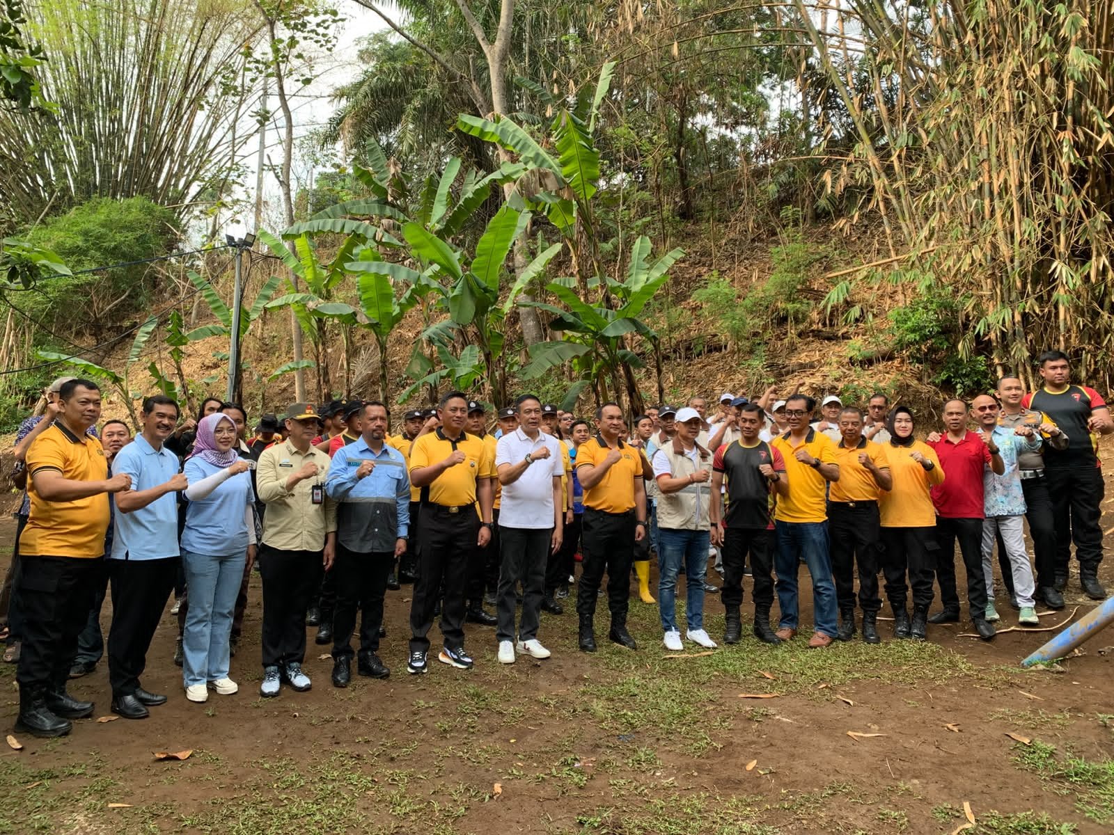 Foto bersama jajaran pimpinan usai penanaman pohon