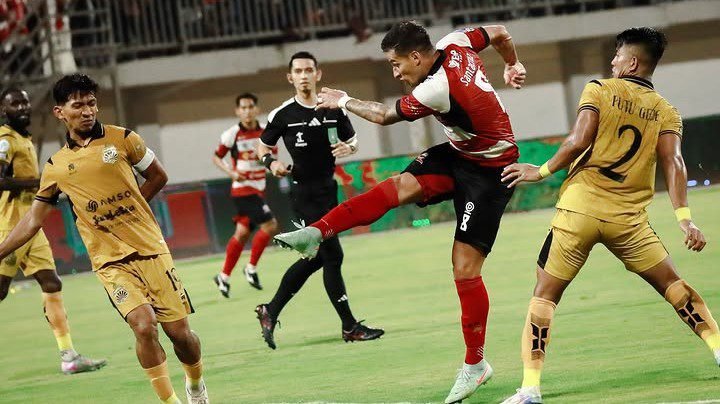 Danilo Santacruz dan Madura United gagal mengalahkan Bhayangkara FC pada pekan ke-5 BRI Super League 2026/27 (16/10)./IG @maduraunited.fc