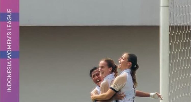 Viny Silfianus, Grace Paradis, dan Isabelle Nottet merayakan gol kemenangan Persikad Women atas Persija Women pada pekan 2 IWL 2026/27 (25/10)./IG @indonesiawomensleague