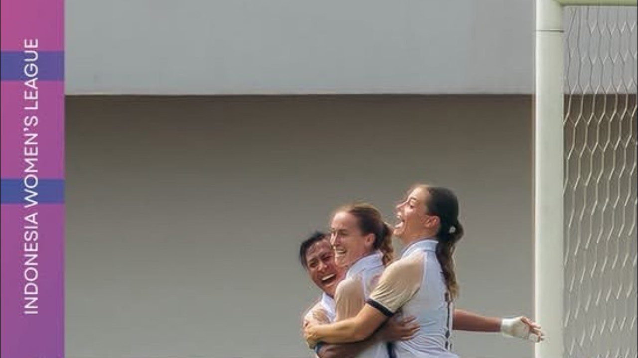 Viny Silfianus, Grace Paradis, dan Isabelle Nottet merayakan gol kemenangan Persikad Women atas Persija Women pada pekan 2 IWL 2026/27 (25/10)./IG @indonesiawomensleague