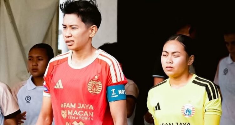 Bek sekaligus kapten Vivi Oktavia dan kiper Persija Women Edelweiz Auradiva./IG @persija.women