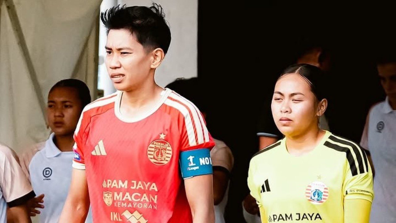 Bek sekaligus kapten Vivi Oktavia dan kiper Persija Women Edelweiz Auradiva./IG @persija.women