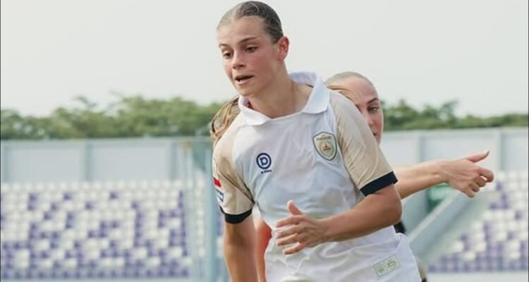 Isabelle Nottet saat melewati Lisa Jacob pada laga Persija Women vs Persikad Women pekan 2 IWL 2026/27 (25/10)./IG @persikad.women