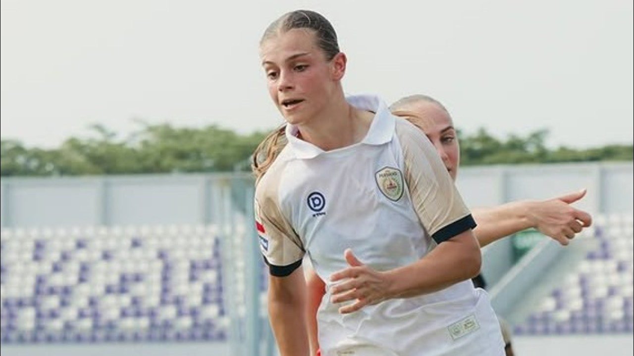 Isabelle Nottet saat melewati Lisa Jacob pada laga Persija Women vs Persikad Women pekan 2 IWL 2026/27 (25/10)./IG @persikad.women